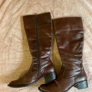 Born Leather Knee High Boots,size 8, nice condition, not been worn much at all.